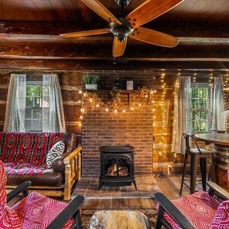 Boozy Bear Bungalow Romantic Cabin 5 Mins 2 Downtown With Hot Tub And Fire Pit 蓋特林堡 外观 照片