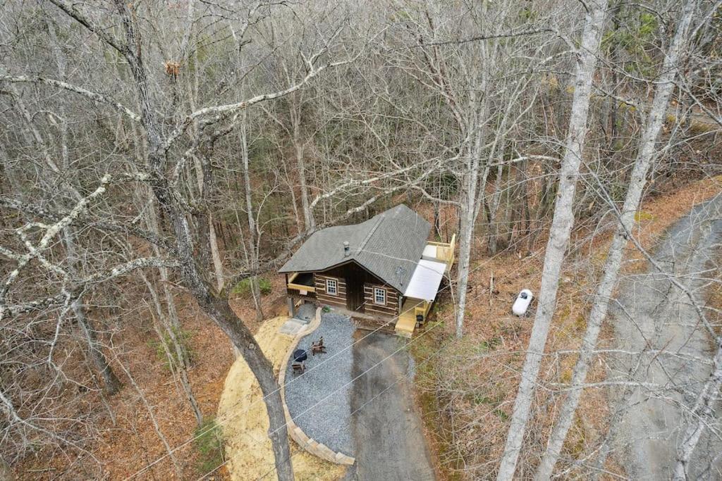 Boozy Bear Bungalow Romantic Cabin 5 Mins 2 Downtown With Hot Tub And Fire Pit 蓋特林堡 外观 照片