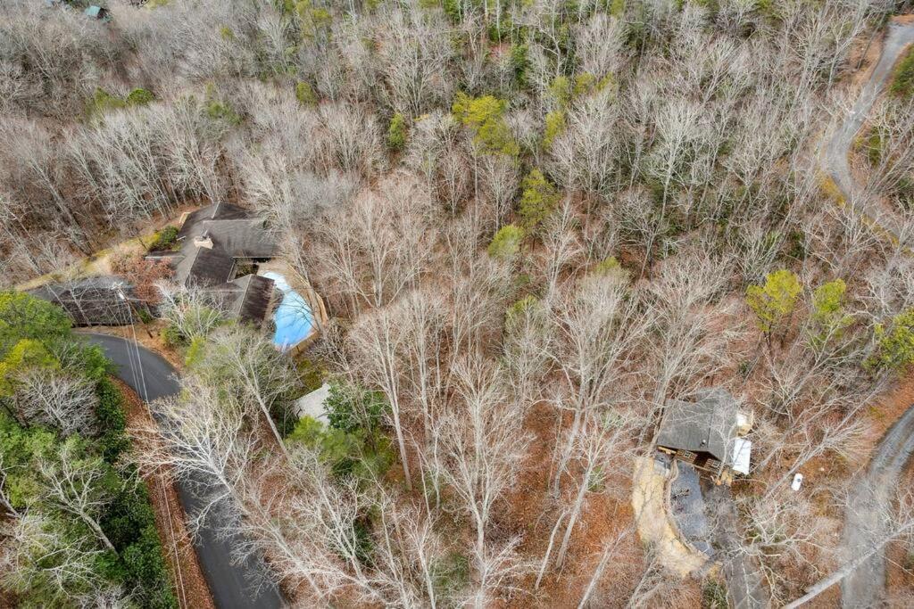 Boozy Bear Bungalow Romantic Cabin 5 Mins 2 Downtown With Hot Tub And Fire Pit 蓋特林堡 外观 照片