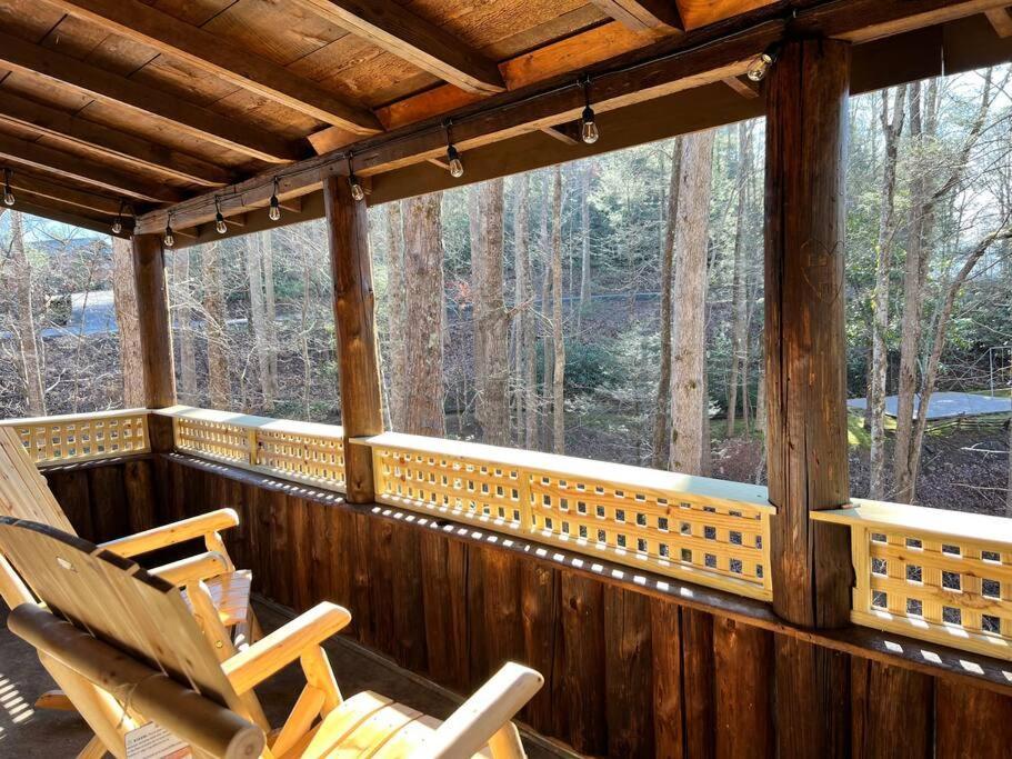 Boozy Bear Bungalow Romantic Cabin 5 Mins 2 Downtown With Hot Tub And Fire Pit 蓋特林堡 外观 照片