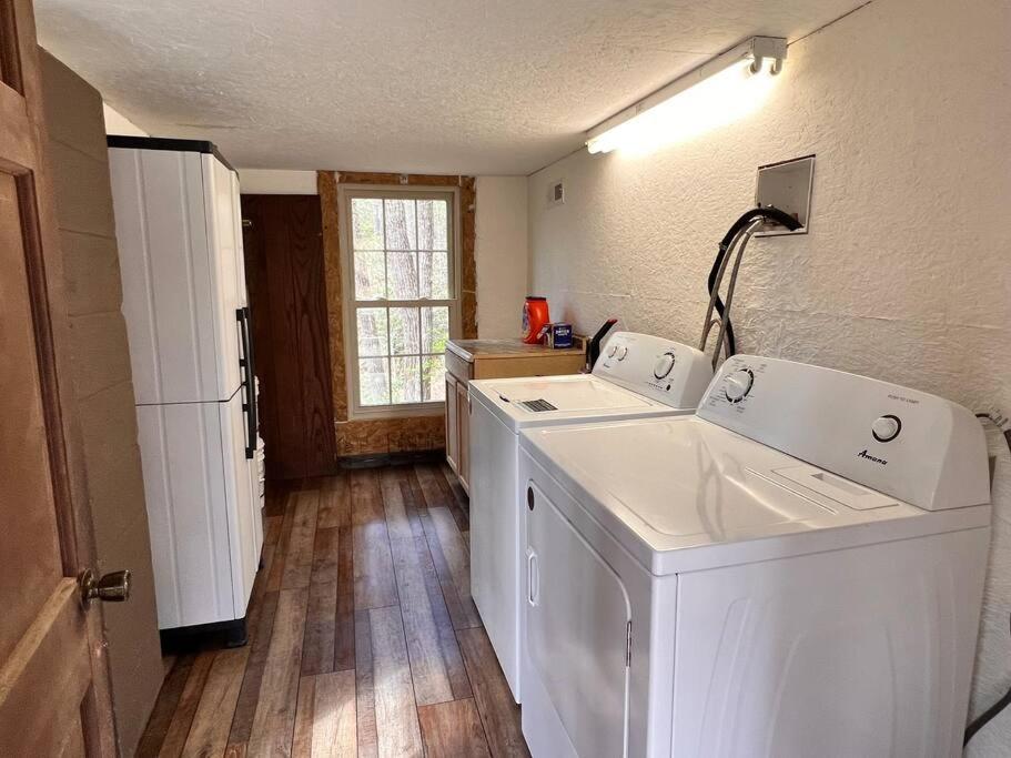 Boozy Bear Bungalow Romantic Cabin 5 Mins 2 Downtown With Hot Tub And Fire Pit 蓋特林堡 外观 照片