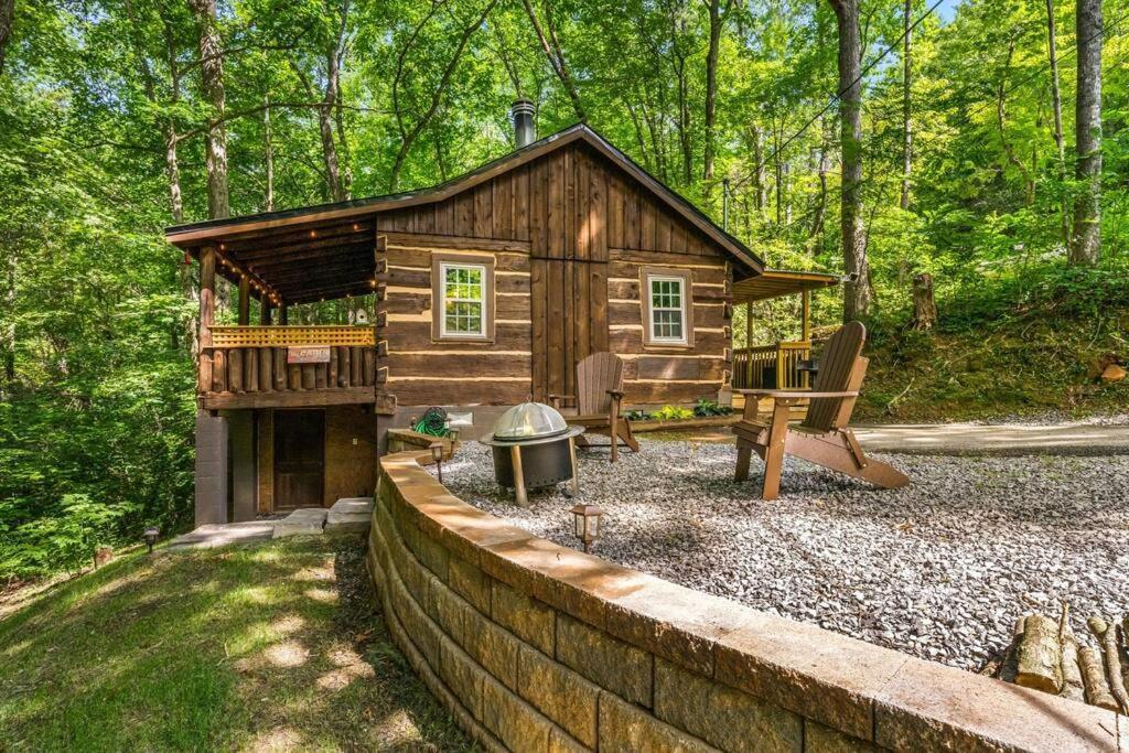 Boozy Bear Bungalow Romantic Cabin 5 Mins 2 Downtown With Hot Tub And Fire Pit 蓋特林堡 外观 照片
