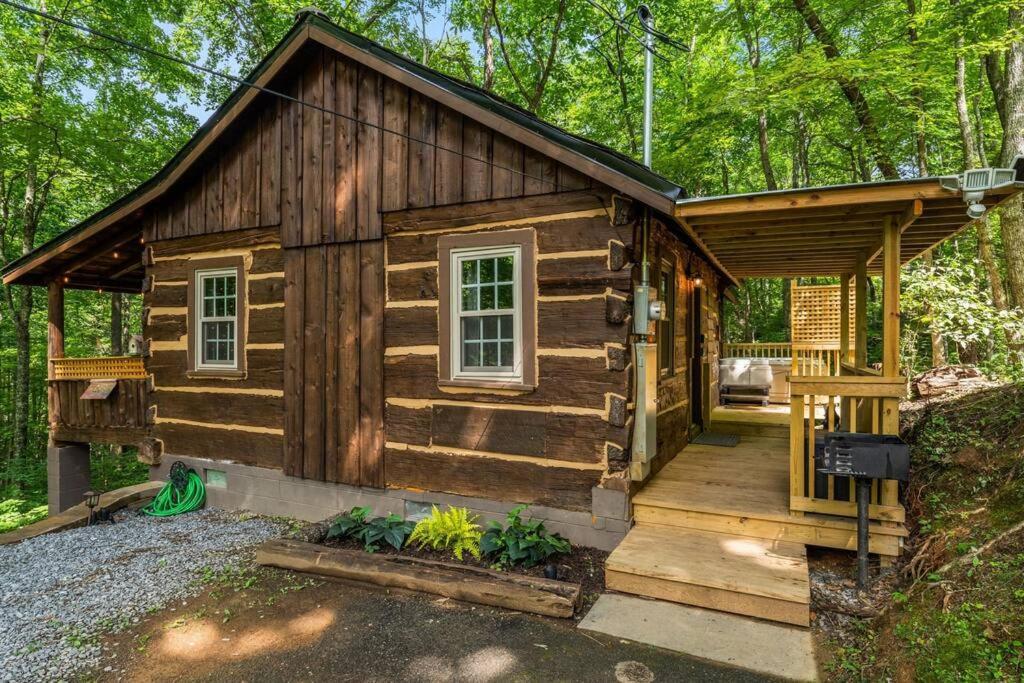 Boozy Bear Bungalow Romantic Cabin 5 Mins 2 Downtown With Hot Tub And Fire Pit 蓋特林堡 外观 照片