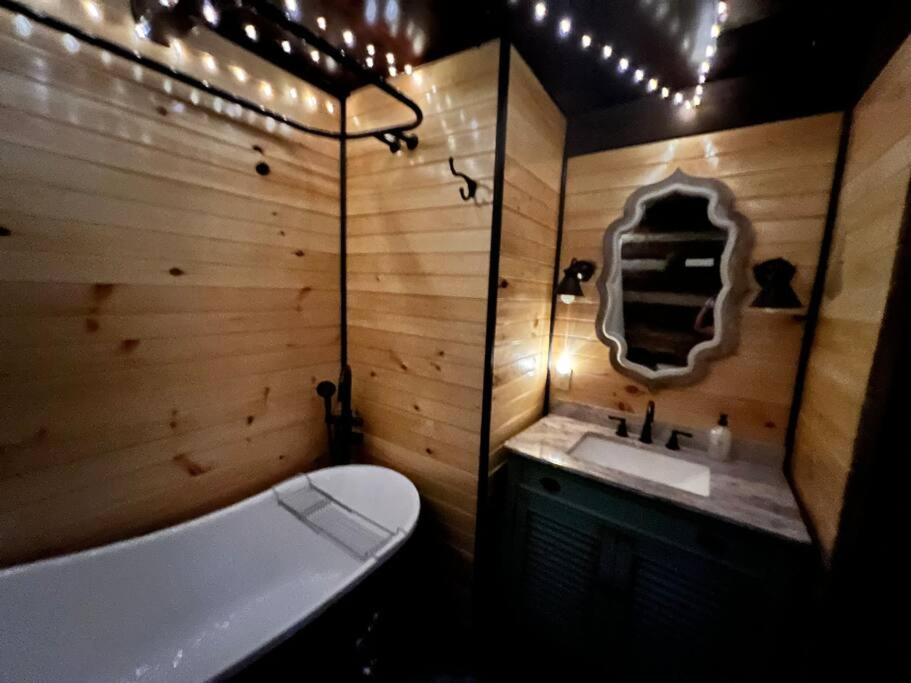 Boozy Bear Bungalow Romantic Cabin 5 Mins 2 Downtown With Hot Tub And Fire Pit 蓋特林堡 外观 照片
