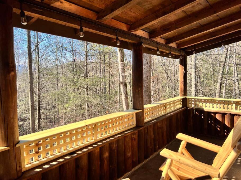 Boozy Bear Bungalow Romantic Cabin 5 Mins 2 Downtown With Hot Tub And Fire Pit 蓋特林堡 外观 照片
