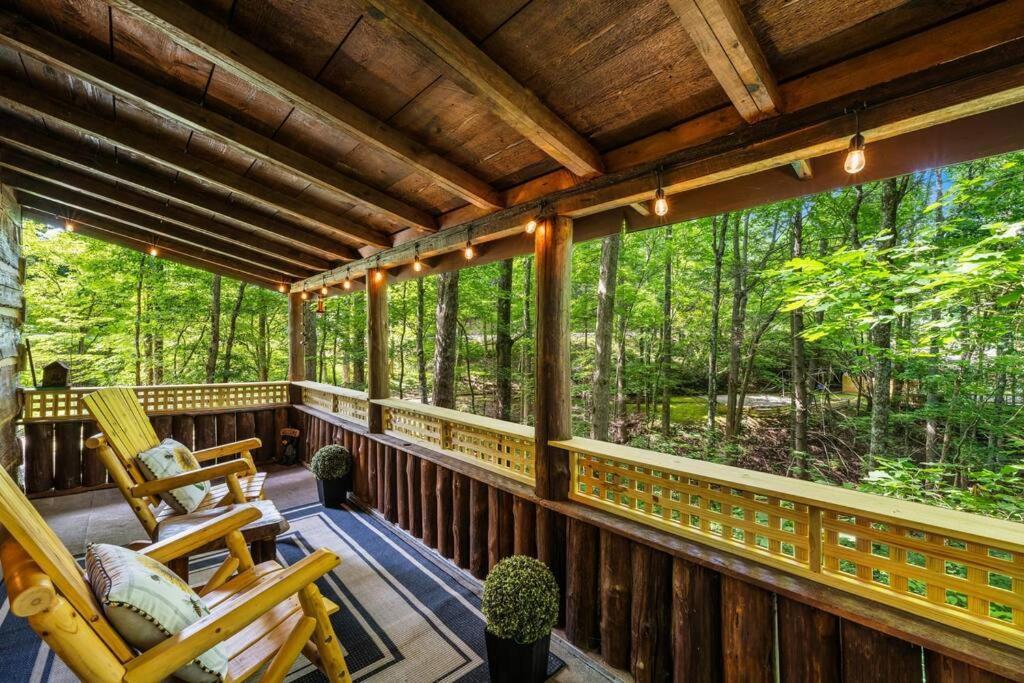 Boozy Bear Bungalow Romantic Cabin 5 Mins 2 Downtown With Hot Tub And Fire Pit 蓋特林堡 外观 照片
