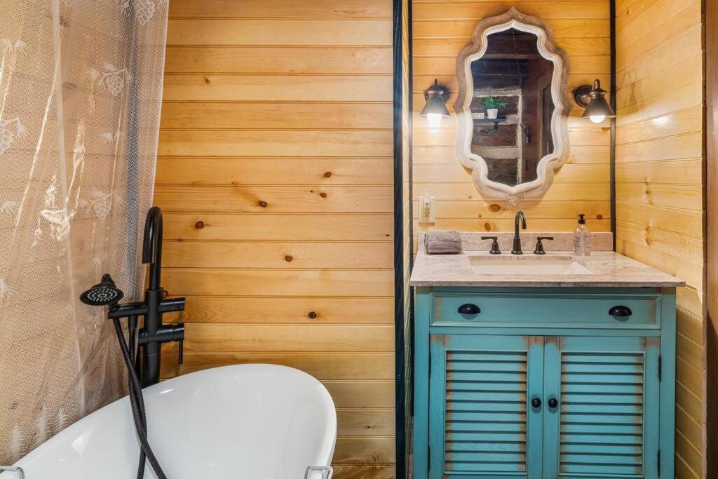 Boozy Bear Bungalow Romantic Cabin 5 Mins 2 Downtown With Hot Tub And Fire Pit 蓋特林堡 外观 照片