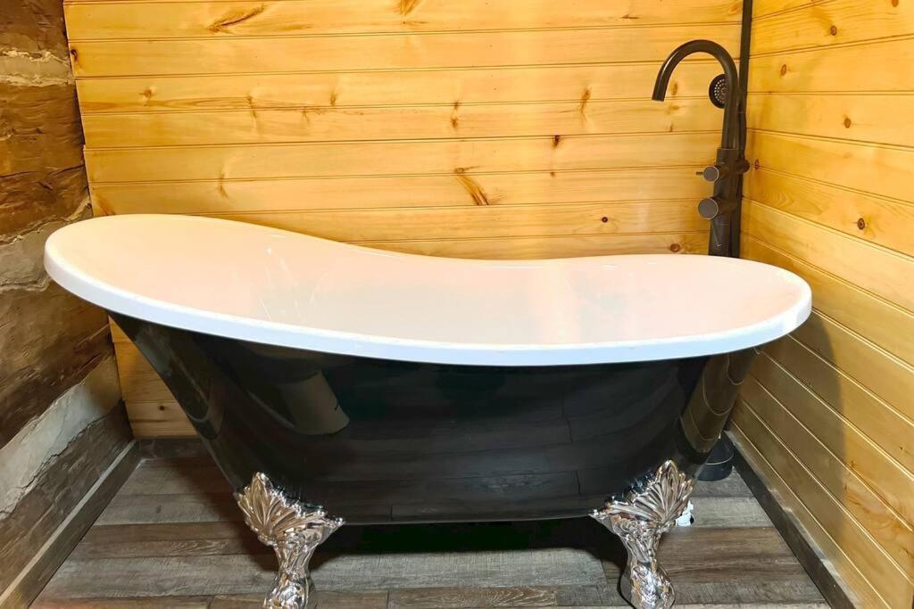Boozy Bear Bungalow Romantic Cabin 5 Mins 2 Downtown With Hot Tub And Fire Pit 蓋特林堡 外观 照片