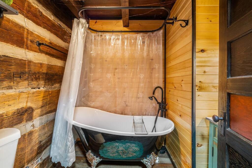 Boozy Bear Bungalow Romantic Cabin 5 Mins 2 Downtown With Hot Tub And Fire Pit 蓋特林堡 外观 照片