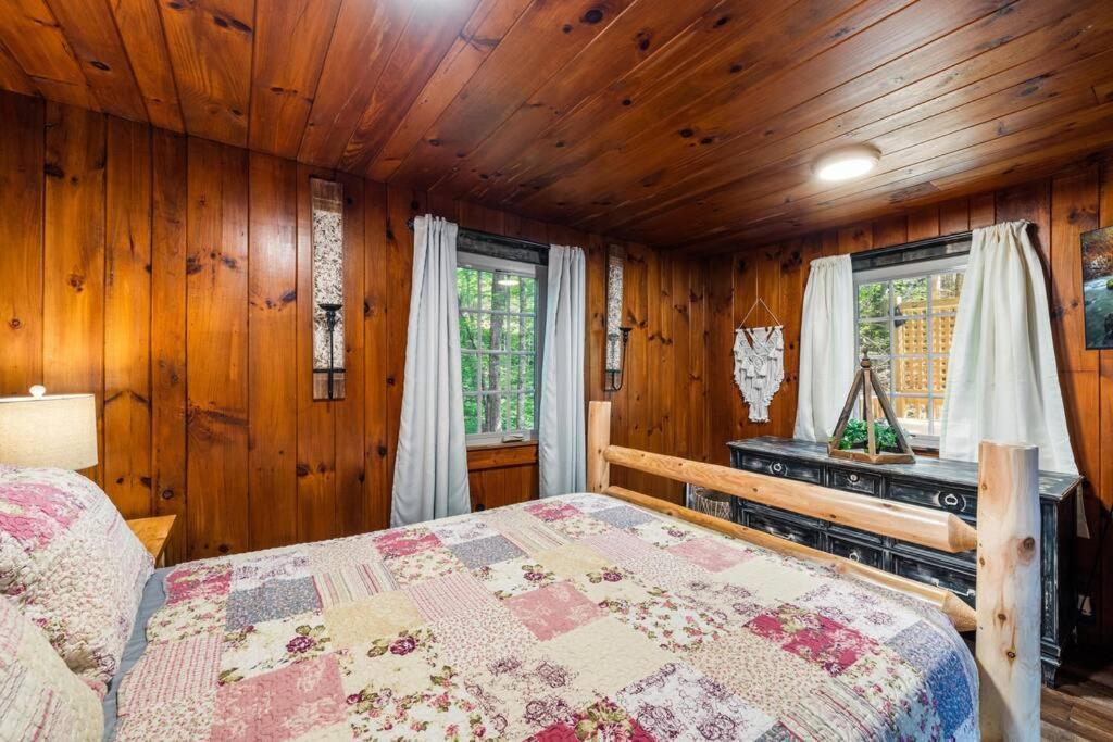 Boozy Bear Bungalow Romantic Cabin 5 Mins 2 Downtown With Hot Tub And Fire Pit 蓋特林堡 外观 照片