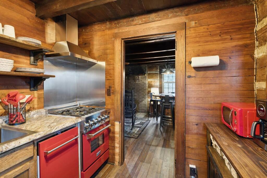 Boozy Bear Bungalow Romantic Cabin 5 Mins 2 Downtown With Hot Tub And Fire Pit 蓋特林堡 外观 照片