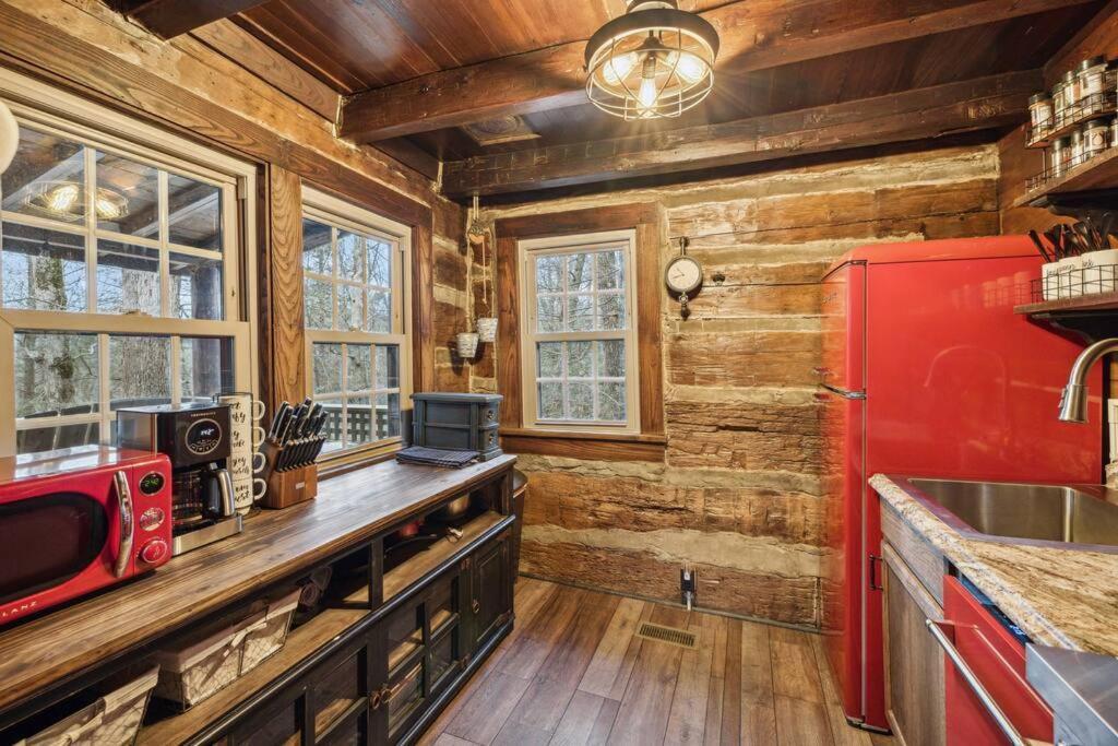 Boozy Bear Bungalow Romantic Cabin 5 Mins 2 Downtown With Hot Tub And Fire Pit 蓋特林堡 外观 照片