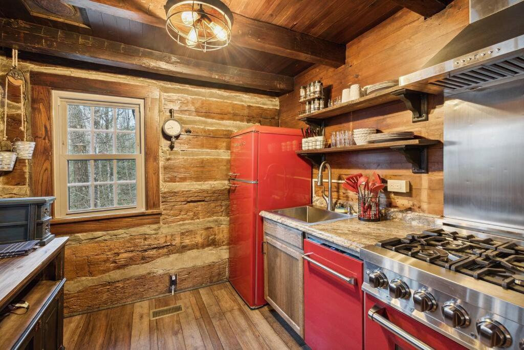 Boozy Bear Bungalow Romantic Cabin 5 Mins 2 Downtown With Hot Tub And Fire Pit 蓋特林堡 外观 照片