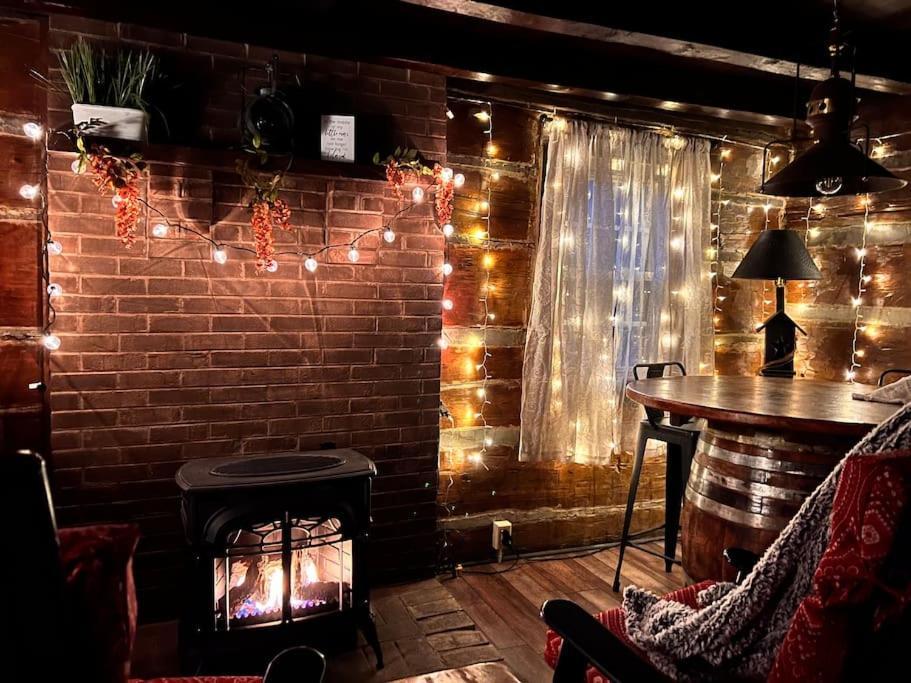 Boozy Bear Bungalow Romantic Cabin 5 Mins 2 Downtown With Hot Tub And Fire Pit 蓋特林堡 外观 照片