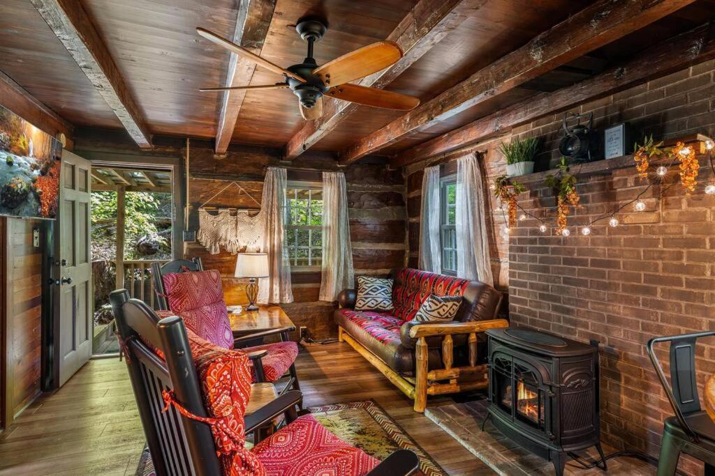 Boozy Bear Bungalow Romantic Cabin 5 Mins 2 Downtown With Hot Tub And Fire Pit 蓋特林堡 外观 照片