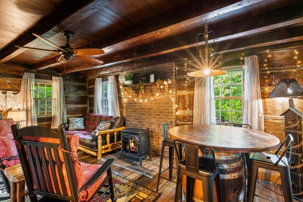 Boozy Bear Bungalow Romantic Cabin 5 Mins 2 Downtown With Hot Tub And Fire Pit 蓋特林堡 外观 照片