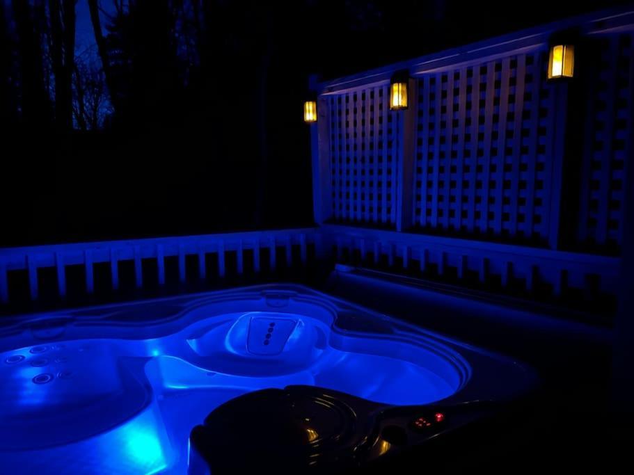 Boozy Bear Bungalow Romantic Cabin 5 Mins 2 Downtown With Hot Tub And Fire Pit 蓋特林堡 外观 照片