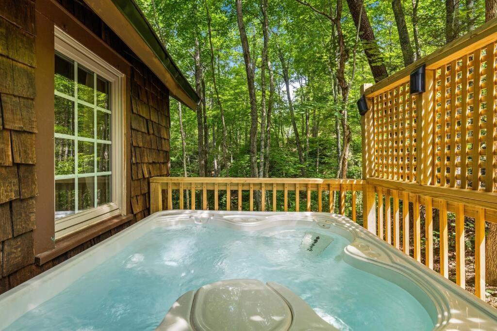 Boozy Bear Bungalow Romantic Cabin 5 Mins 2 Downtown With Hot Tub And Fire Pit 蓋特林堡 外观 照片