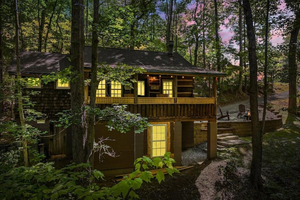 Boozy Bear Bungalow Romantic Cabin 5 Mins 2 Downtown With Hot Tub And Fire Pit 蓋特林堡 外观 照片