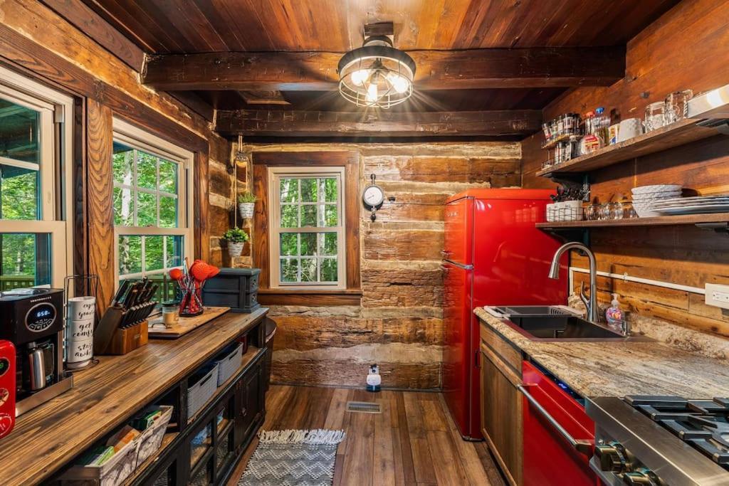 Boozy Bear Bungalow Romantic Cabin 5 Mins 2 Downtown With Hot Tub And Fire Pit 蓋特林堡 外观 照片