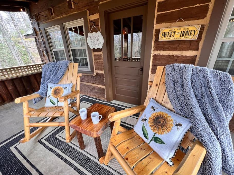 Boozy Bear Bungalow Romantic Cabin 5 Mins 2 Downtown With Hot Tub And Fire Pit 蓋特林堡 外观 照片