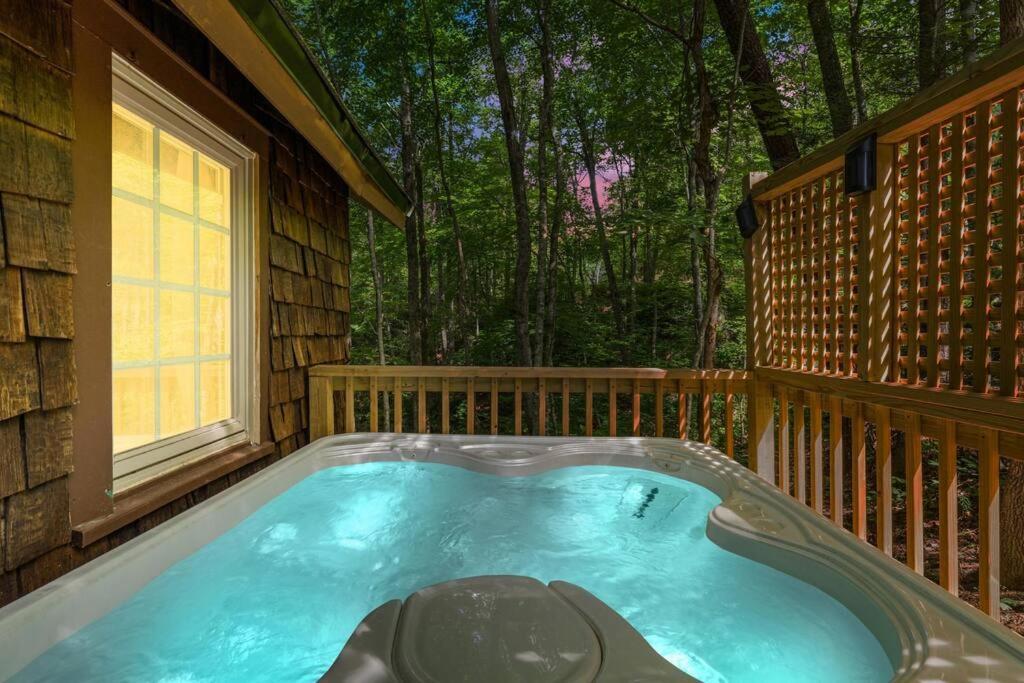 Boozy Bear Bungalow Romantic Cabin 5 Mins 2 Downtown With Hot Tub And Fire Pit 蓋特林堡 外观 照片