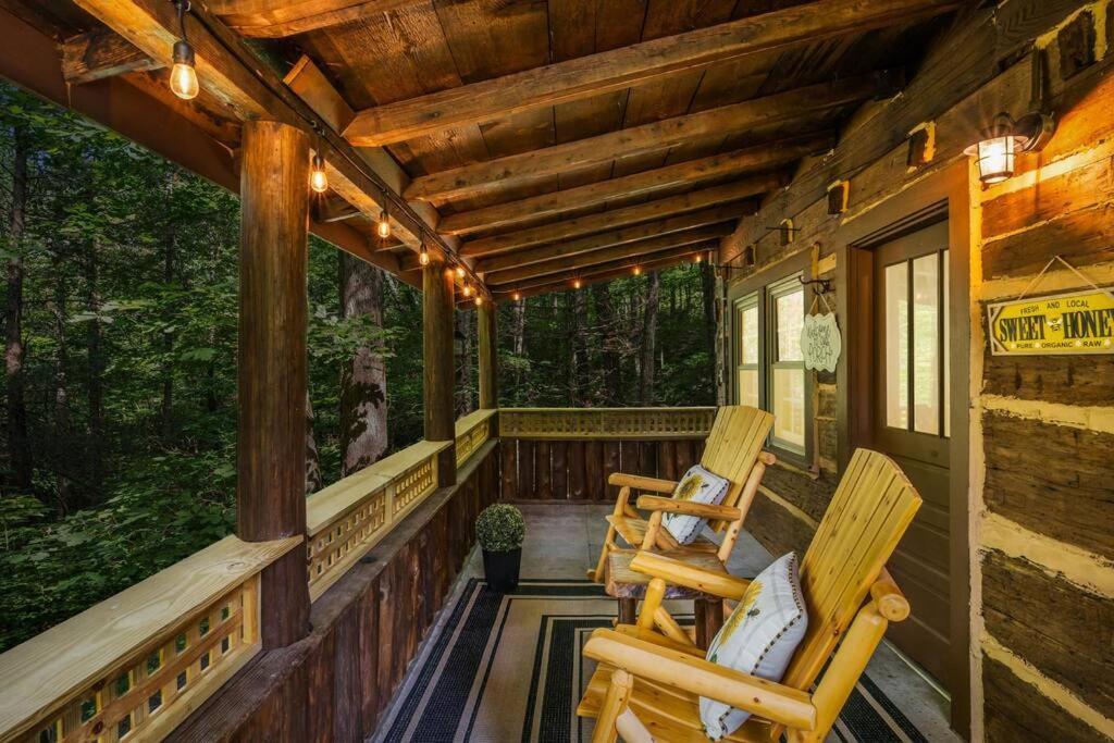 Boozy Bear Bungalow Romantic Cabin 5 Mins 2 Downtown With Hot Tub And Fire Pit 蓋特林堡 外观 照片